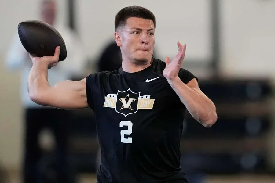 El quarterback Diego Pavia lanzando el balón en el pro day de Vanderbilt