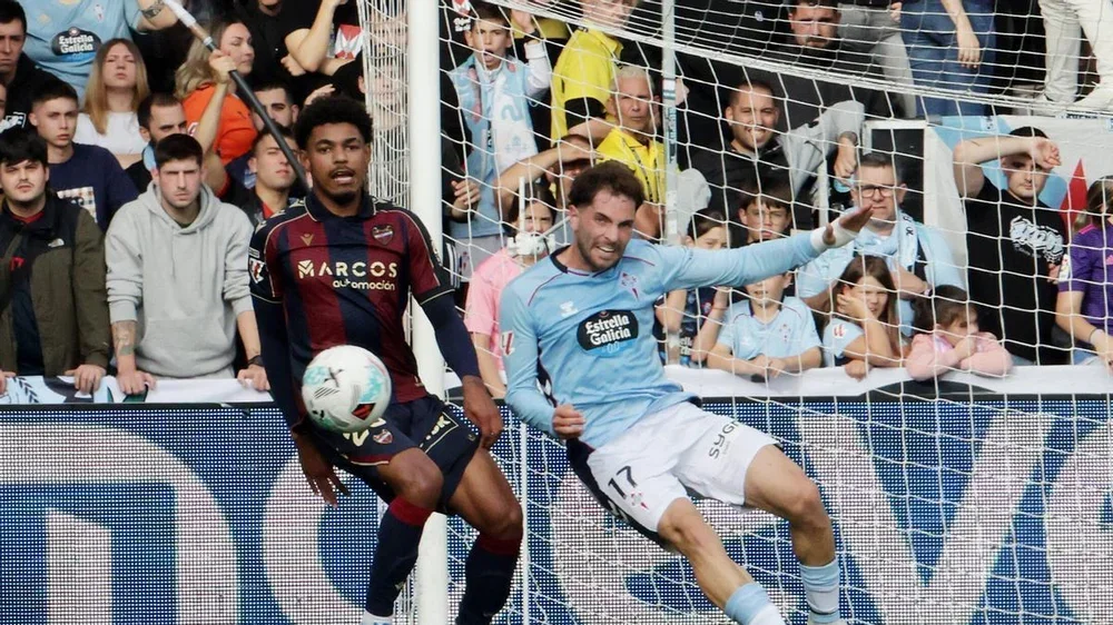 Rueda disputa un balón durante el partido ante el Levante.