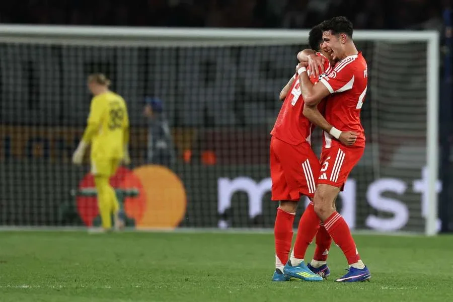 Luis Diaz celebra con Aleksandar Pavlovic tras marcar el cuarto gol de su equipo en la UEFA Champions League